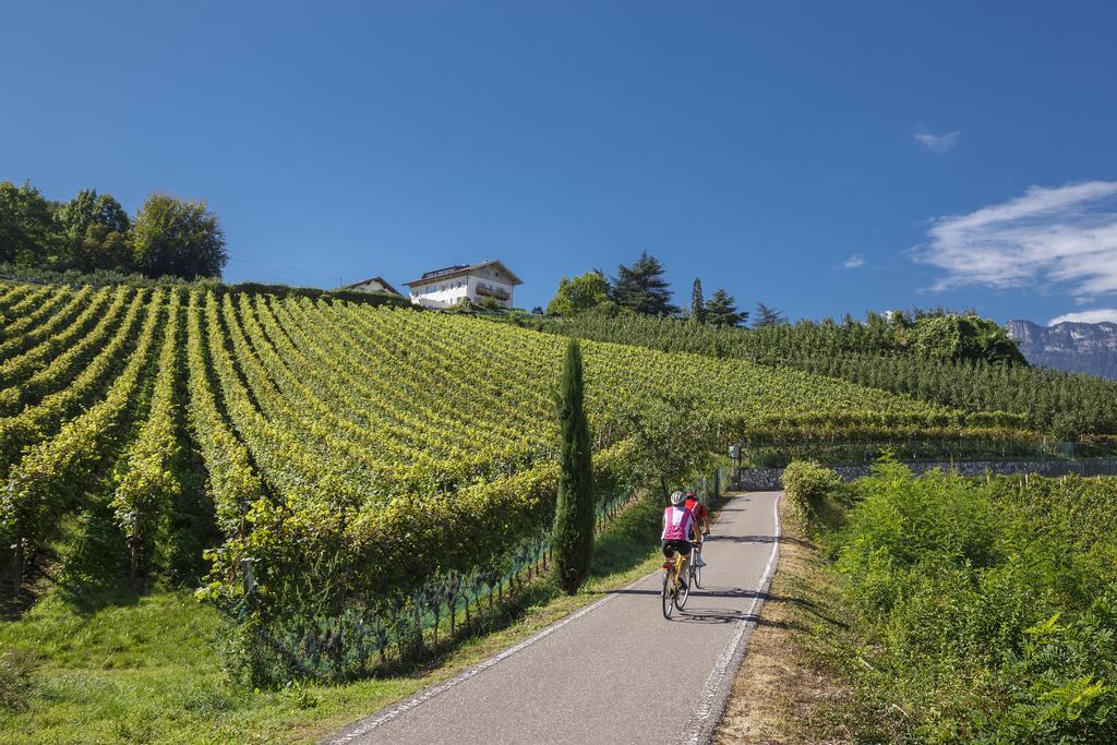Hotel Sigmundskron Appiano Sulla Strada Del Vino Bagian luar foto